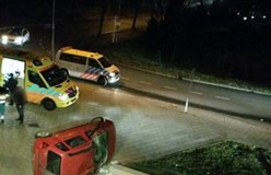 Auto vliegt uit bocht en belandt op trap in Nijmegen