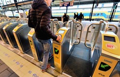 NS test nieuwe stationspoortjes in Nijmegen